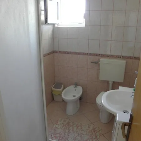 In With Balcony, Air Conditioning, Wifi, Washing Machine Lopar