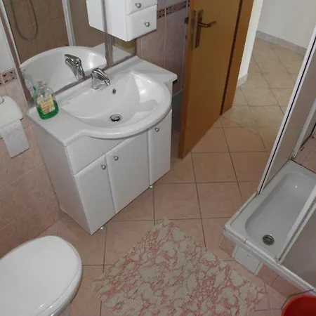 In With Balcony, Air Conditioning, Wifi, Washing Machine Apartman Lopar